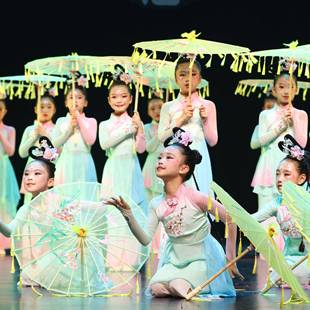 谣透明流苏伞踏浪跳舞伞儿童群舞走演出63042道具舞蹈伞秀汉服小