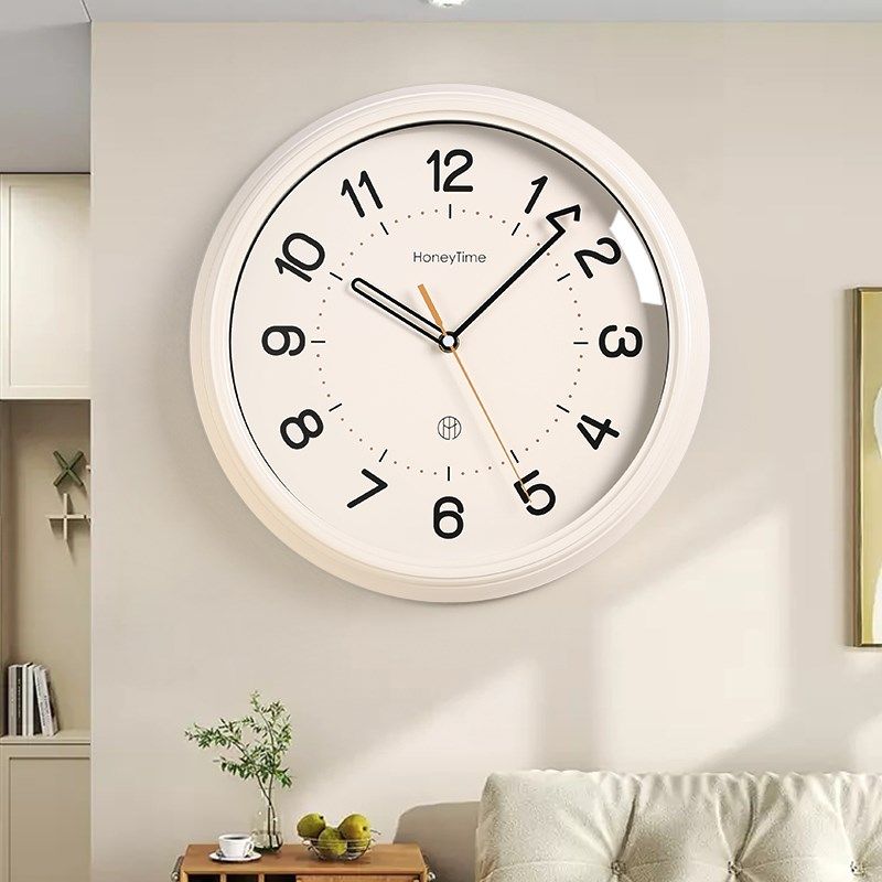 奶油风挂钟2024新款家用客厅挂墙卧室挂表创意钟表免打孔静音时钟