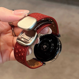适用华为手表GT6表带GT5pro圆扣磁吸扣疯马纹gt4真皮gt5透气腕带真皮镂空gt3智能gt2腕带watch5新年红色女生