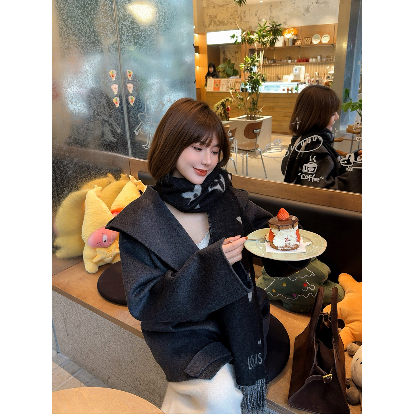 绵羊毛山羊绒连帽浴袍式大衣女