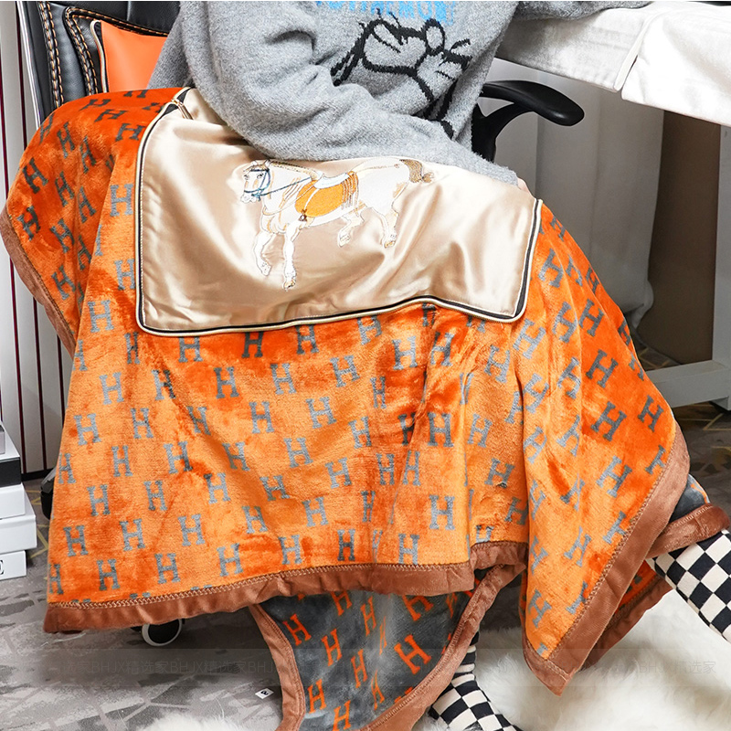 二合一汽车抱枕被子两用新款车载多功能靠枕靠背车内折叠被加绒