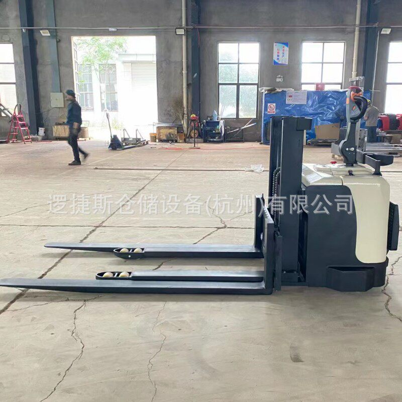 电动纺织行业专 用堆垛车液压装卸堆高车站驾式2吨升高2-3.5m叉车