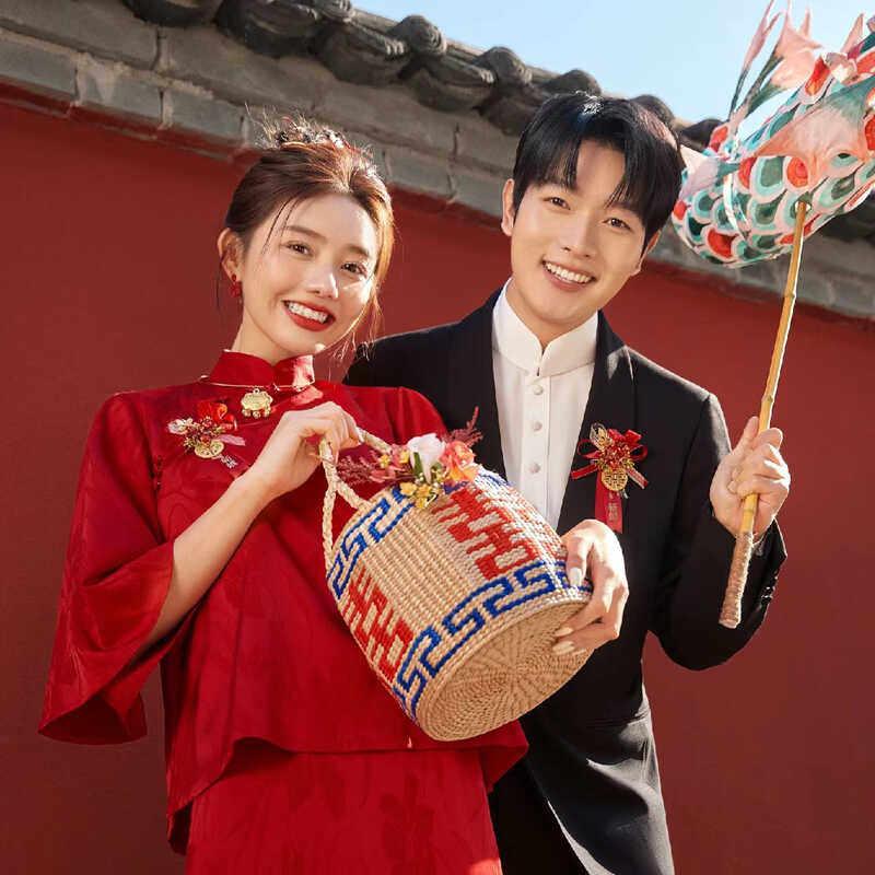 婚纱摄影中式复古红旗袍新娘结婚拍照道具喜字编织篮手提篮礼金盒