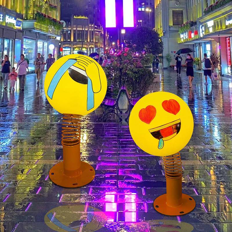 创意可爱滑稽表情包户外摆件有趣互动圆球弹簧笑脸表情打卡灯光