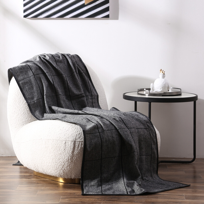 样板房间灰色斜纹黑皮边搭毯床尾毯沙发搭巾酒店民俗商用软装配色