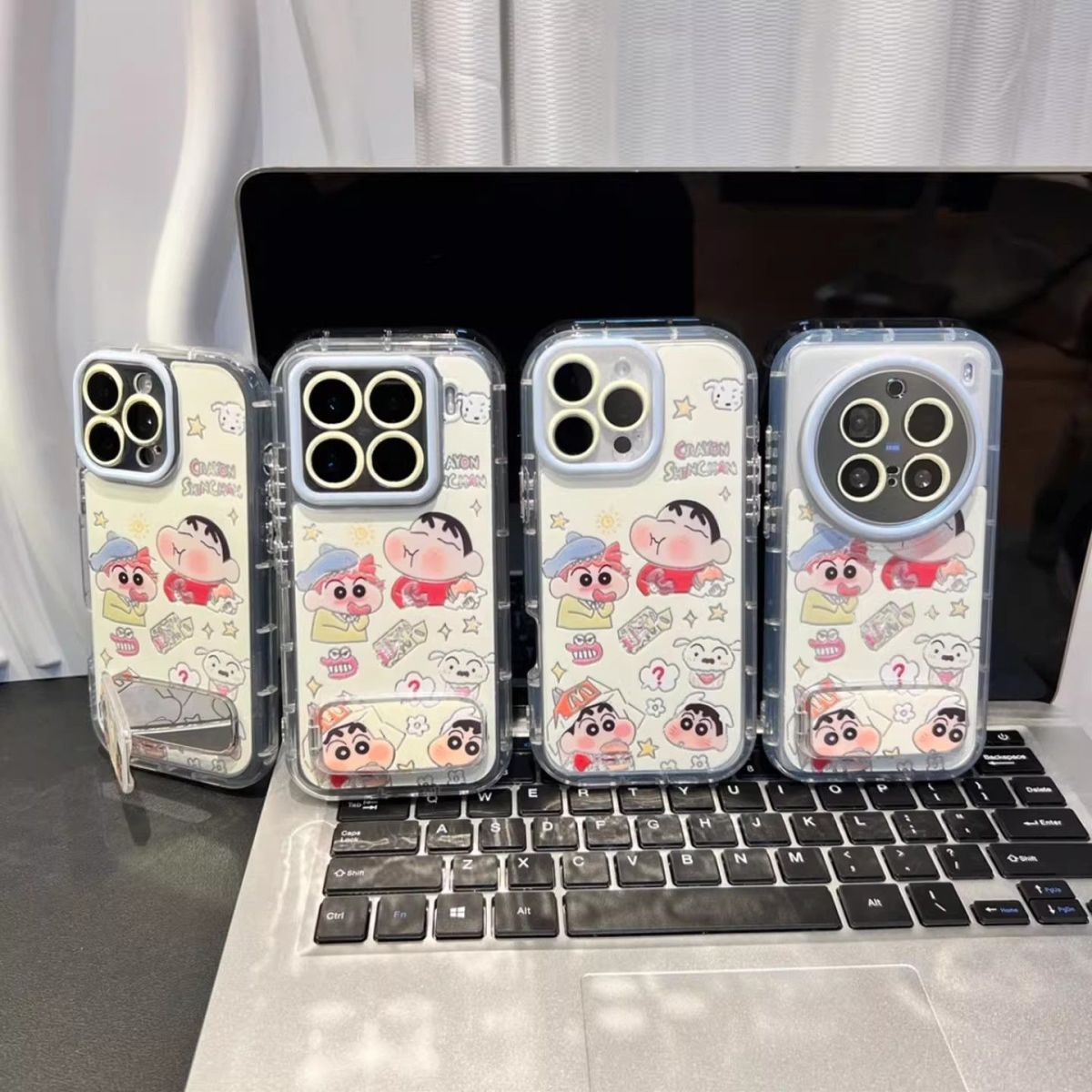 手机壳饼干小新iPhone15可爱带镜子支架苹果16适用Nova12创意羽纱泡芙14plus软13ProMax高级感一加ACE5竞速版
