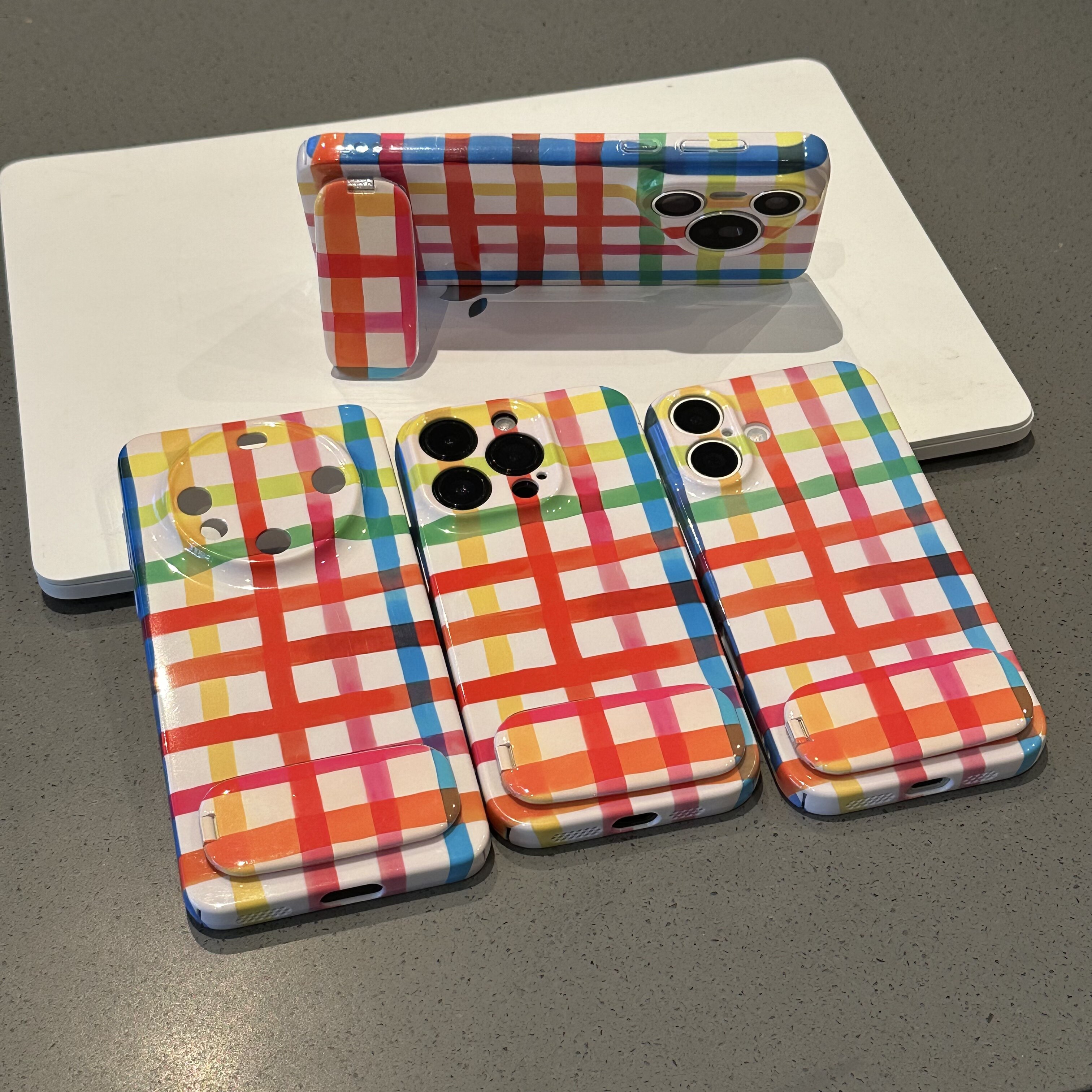 彩虹格纹14plus创意适用iPhone13小众带镜子支架红米TURBO4PRO苹果16ProMax硬菲林ins风IQOO12高级感15手机壳