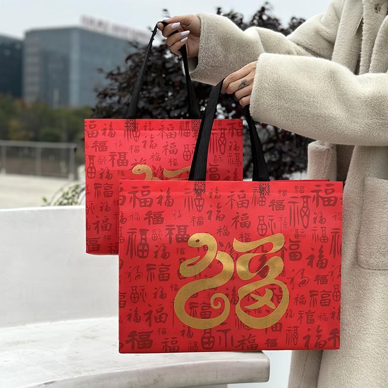 蛇年红色b卡通覆膜无纺布袋喜庆春节送礼品男女童装服装袋子定做