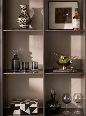 采购产品意大利极简主义餐具柜开放格纹装饰品，高端酒柜旁边的电