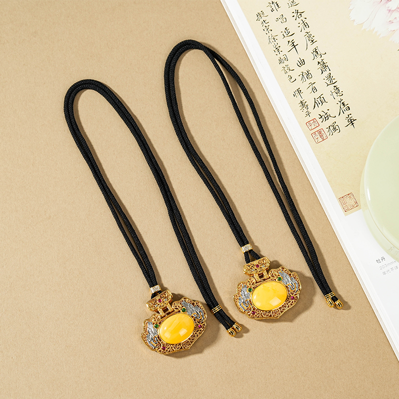 云上叙S925银镶嵌天然蜜蜡白花蜡镂空如意锁吊坠V61481-E