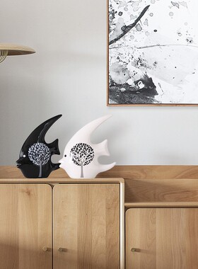 创意新房家居饰品摆件客厅酒柜装饰品现代简约抽象陶瓷亲嘴鱼摆设