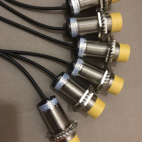 M18模拟量接近开关M12M30线性位移传感器输出0-10V 4-20MA距离8MM