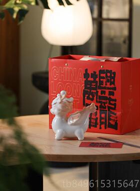 高档景德镇陶瓷龙摆件蛇生肖财吉祥物创意礼品招家办公不生气居饰
