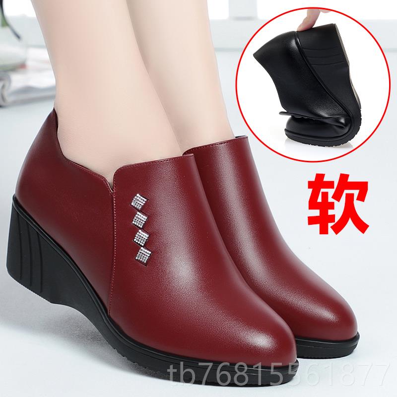正品妈鞋子软底秋女鞋不累脚休闲鞋真皮单鞋妈跟跟中年跟女鞋春中
