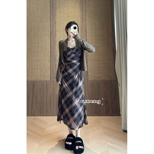 王等等微胖定制聆雾杏2024春秋新款时尚氛围感毛衫吊带格纹连衣裙
