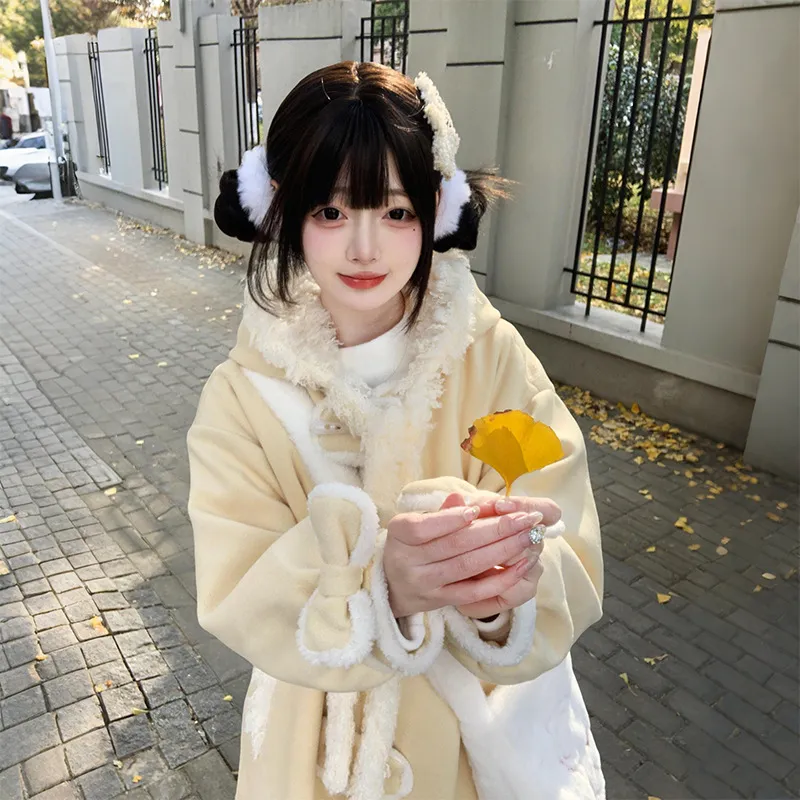 网红爆款奶黄大衣夹棉加厚款牛角扣软糯毛绒外套毛呢外套拼接大衣