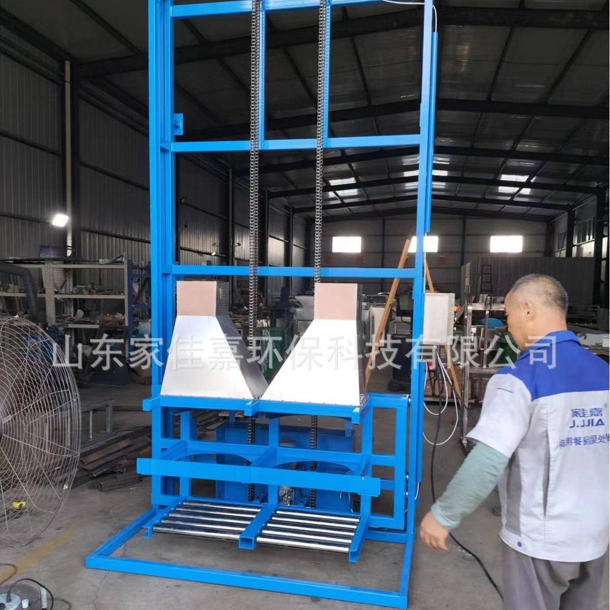 大型餐厨垃圾桶输送设备提升机操作简单输送速度快垃圾搬运