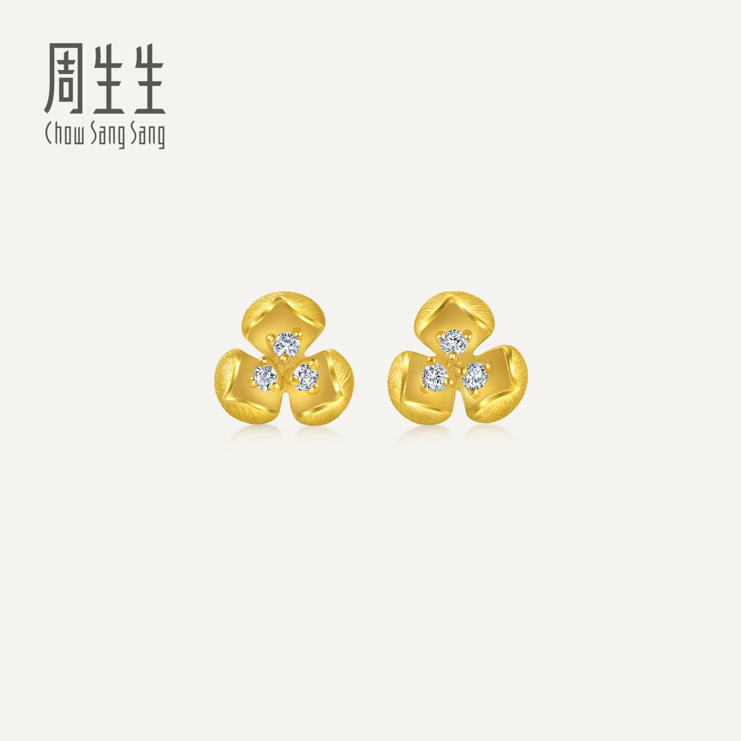 周生生华宇文化祝福花韵足金镶嵌钻石玉兰花黄金耳钉95404E