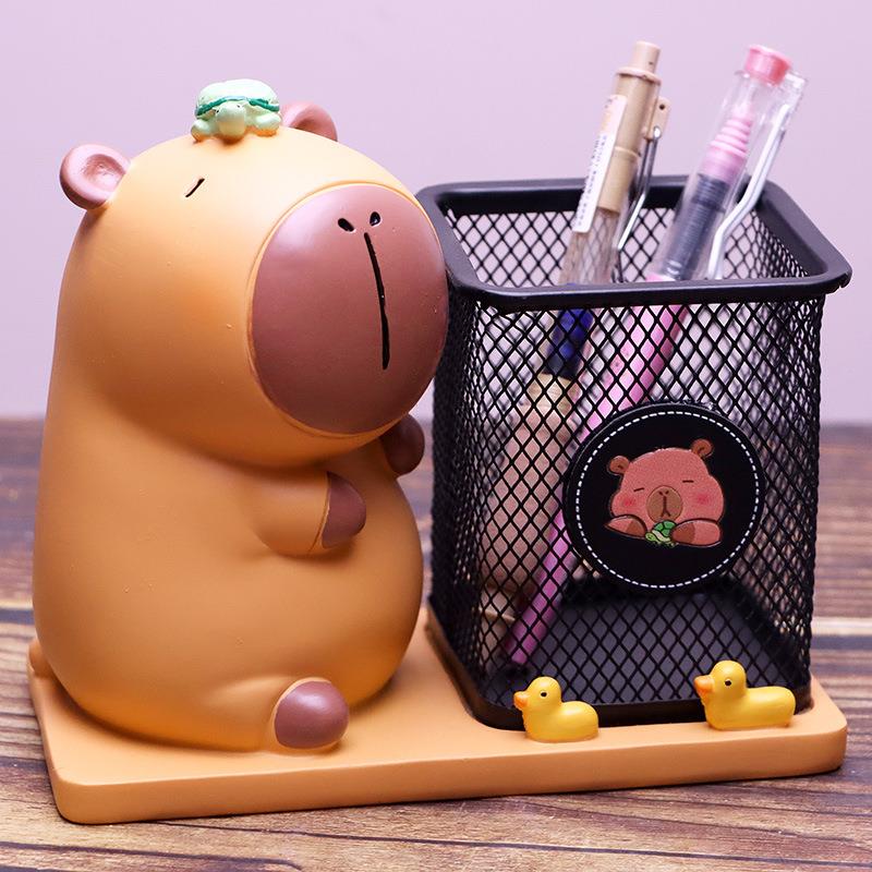 可爱卡皮巴拉铁艺笔筒水豚熊桌面收纳摆件男女孩儿童圣诞生日礼物