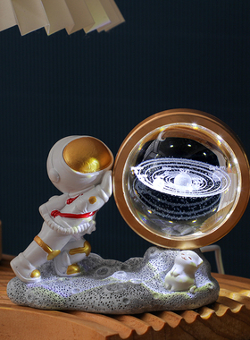 太空人水晶球小夜灯摆件办公室书桌太空人装饰送学生儿童生日礼物