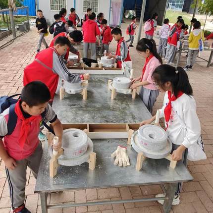 供应石磨小型家用磨盘老石磨青麻手工豆浆机拐磨幼儿园学研小石磨