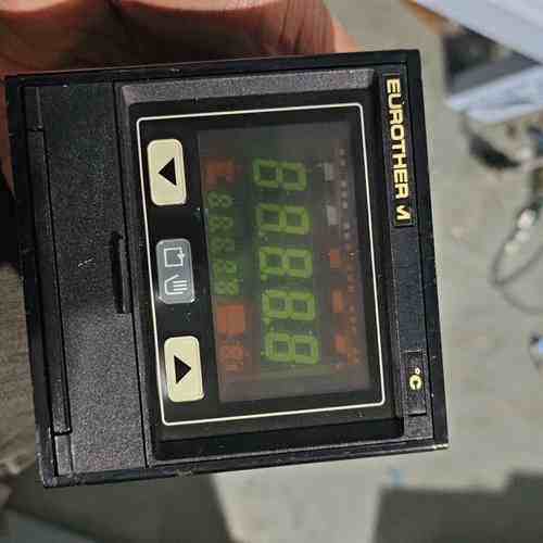 非标价EUROTHERM欧陆温控器，型号 818S 成色如图议价