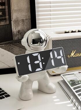 创意宇航员数字时钟闹钟装饰品客厅酒柜入口电视柜电子桌钟装饰