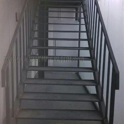 苏州钢结构厂房定制钢结构楼梯钢结构楼梯焊接
