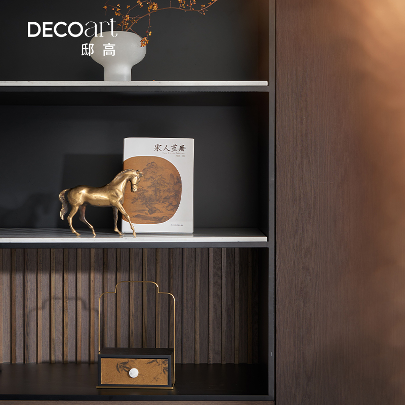 邸高写字楼公司办公室总经理办公桌背景展示柜宋氏美学摆件装饰品