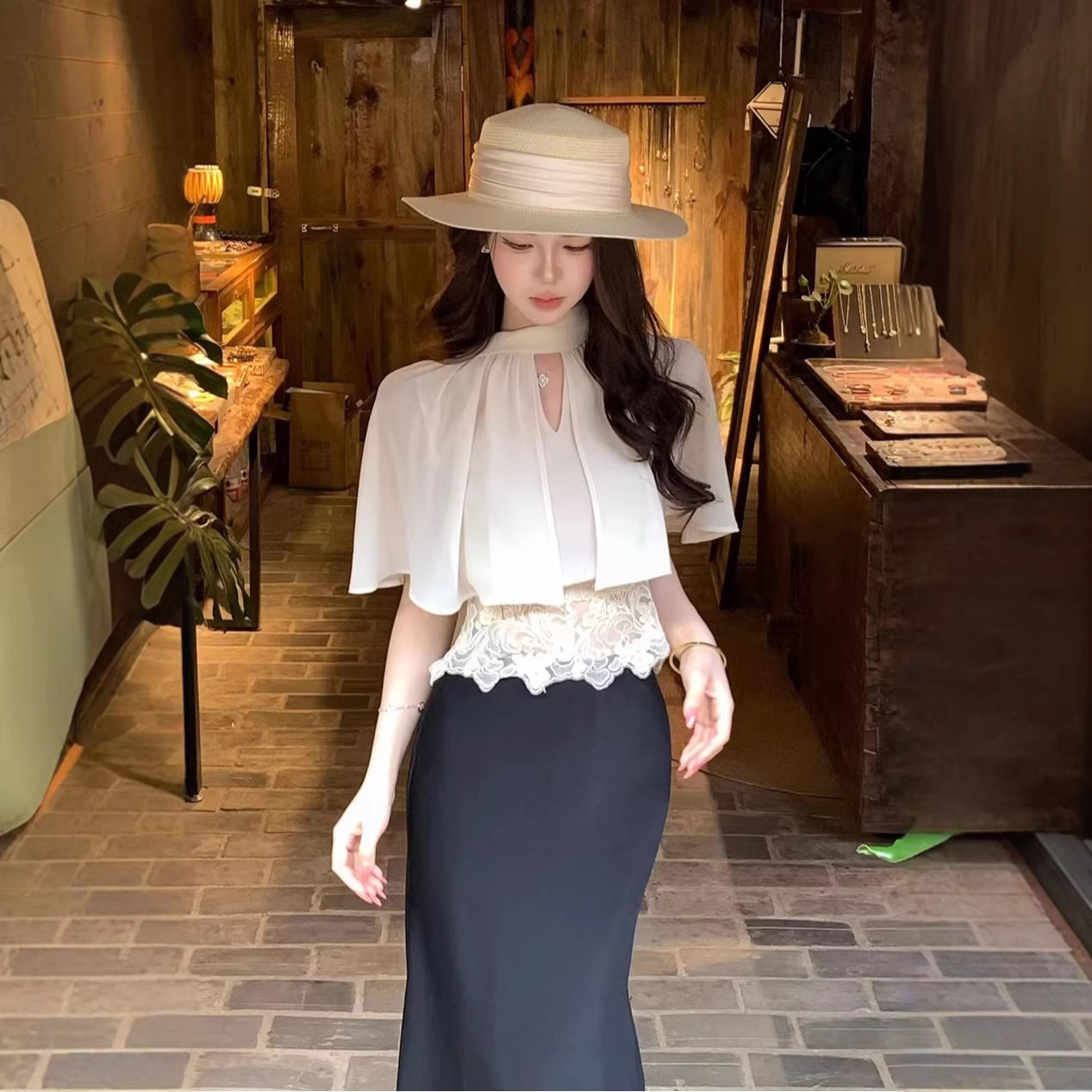 木子李的李雾漫夕照山野氛围感挂脖蕾丝拼接高级感度假显瘦上衣