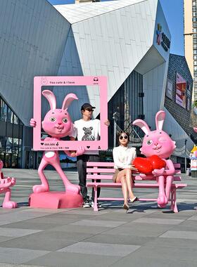 户外卡通兔子雕塑玻璃钢网红打卡拍照商场美陈新年装饰落地大摆件