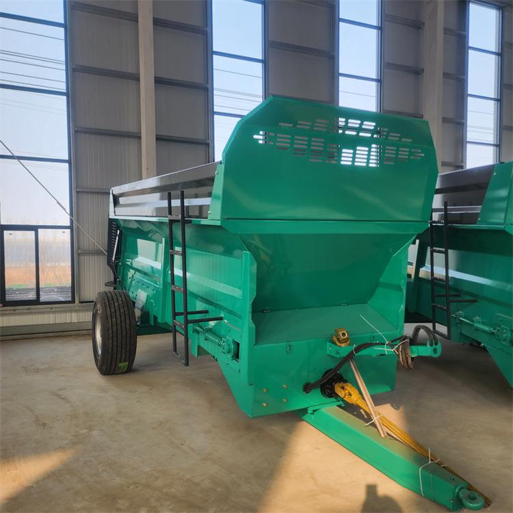 双竖蛟龙粪便撒肥车三轮牵引式固液抛洒车车载式5方牛粪施肥机