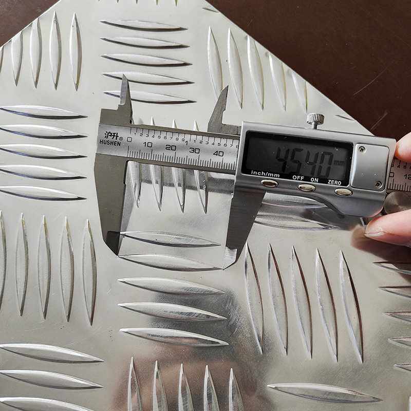 生产  五条筋花纹铝板  防滑铝板  扁豆花纹铝板  规格全  可切割