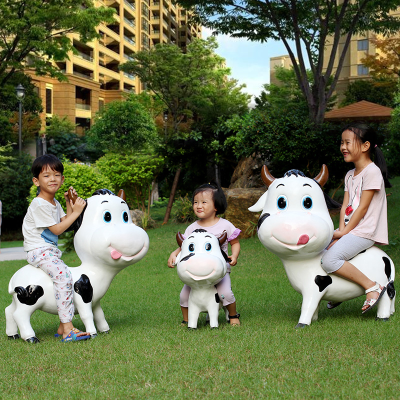 户外园林装饰动物景观小品草坪落地摆件幼儿园卡通玻璃钢奶牛雕塑