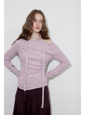 in modo diverso 原创设计绒感花纱分割褶皱斜肩飘带针织T恤女