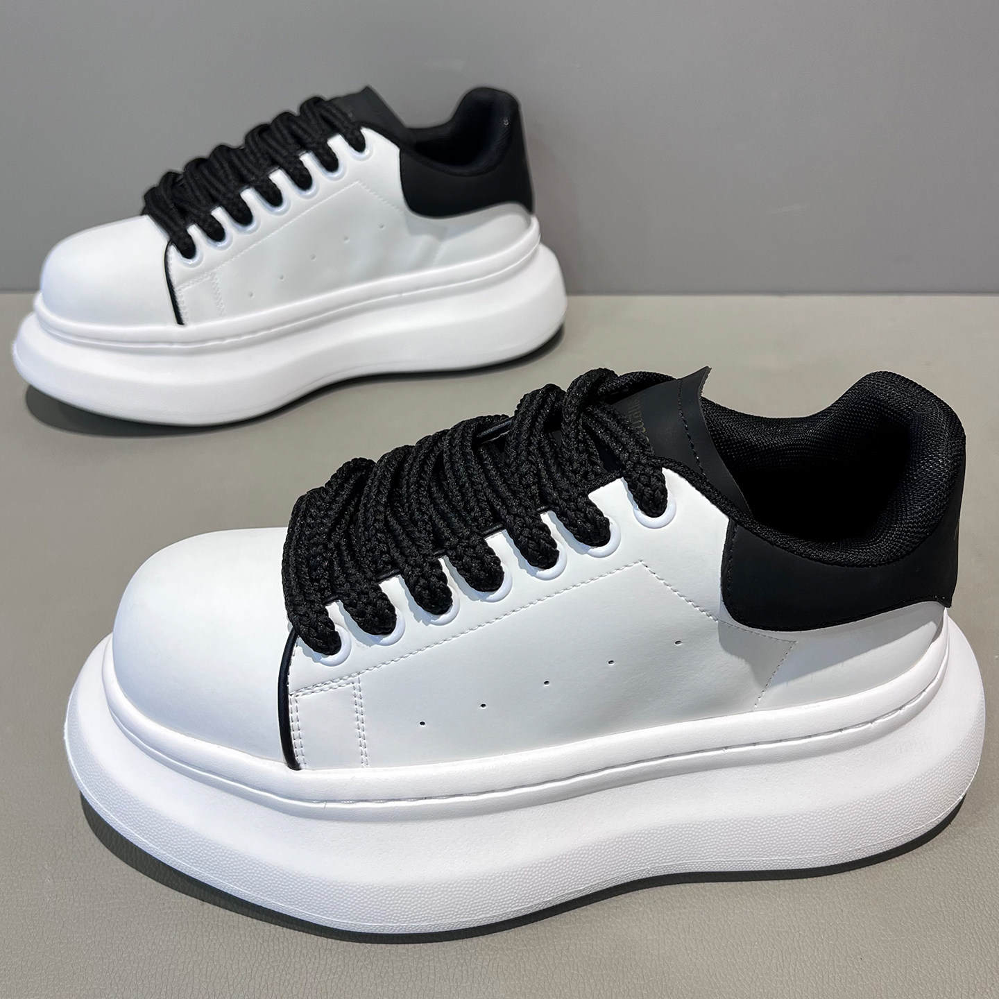 韩版潮鞋2026秋季新款男款时尚透气帆布鞋低帮厚底增高款百搭板鞋