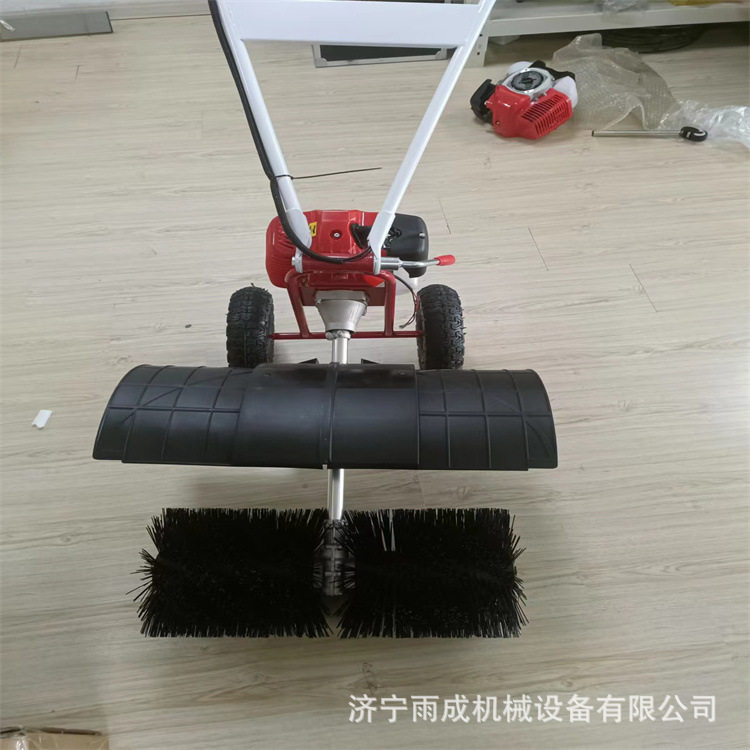 园林人造草坪梳草机 球场电启动小型清理刷草机 手推汽油款扫地机