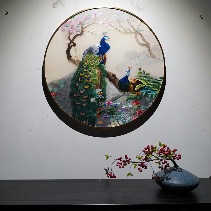 精品苏绣挂画新中式纯手工刺绣富贵吉祥圆形孔雀玄关过道背景装饰图片