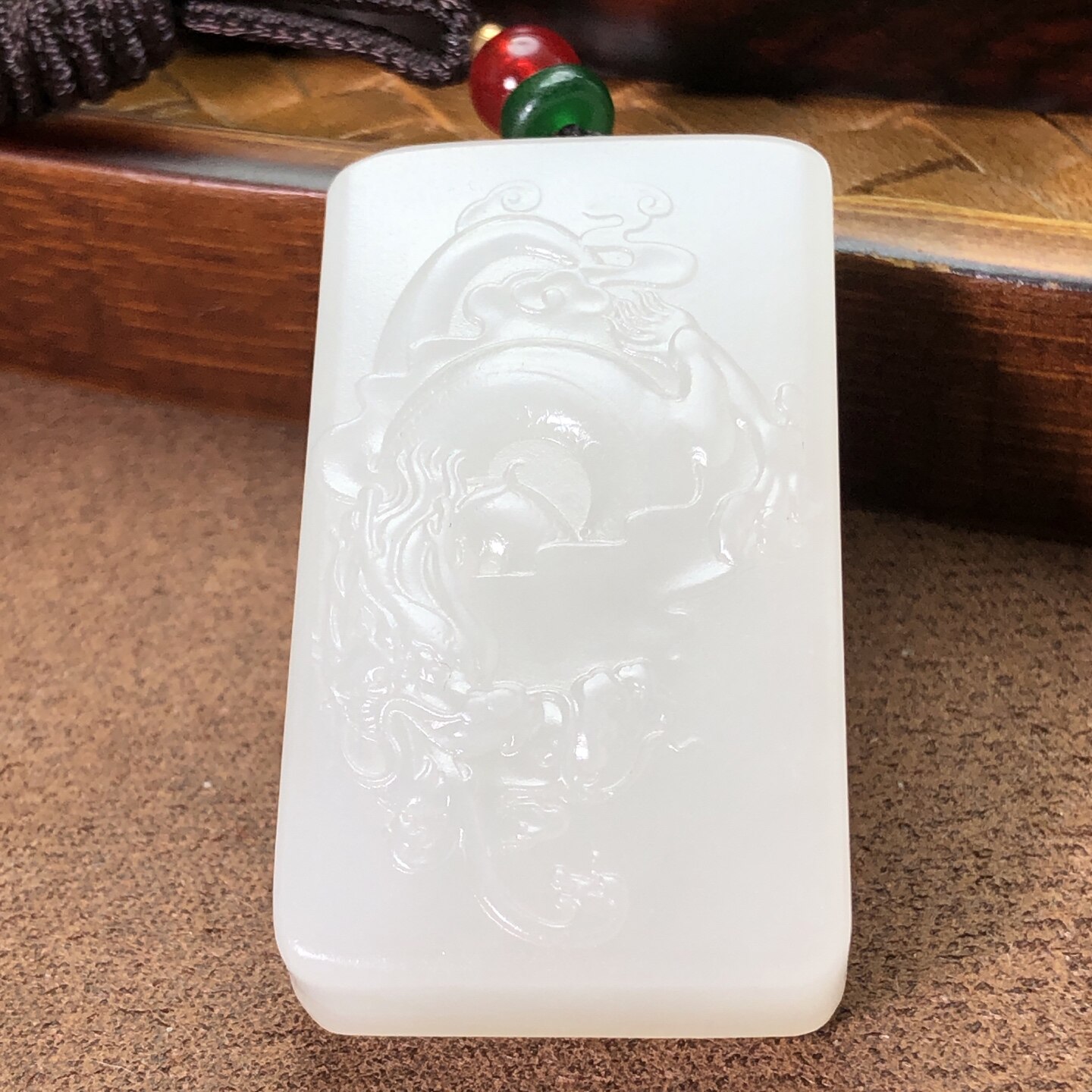 和田玉碧玉籽料龙牌吊坠龙头纹图片