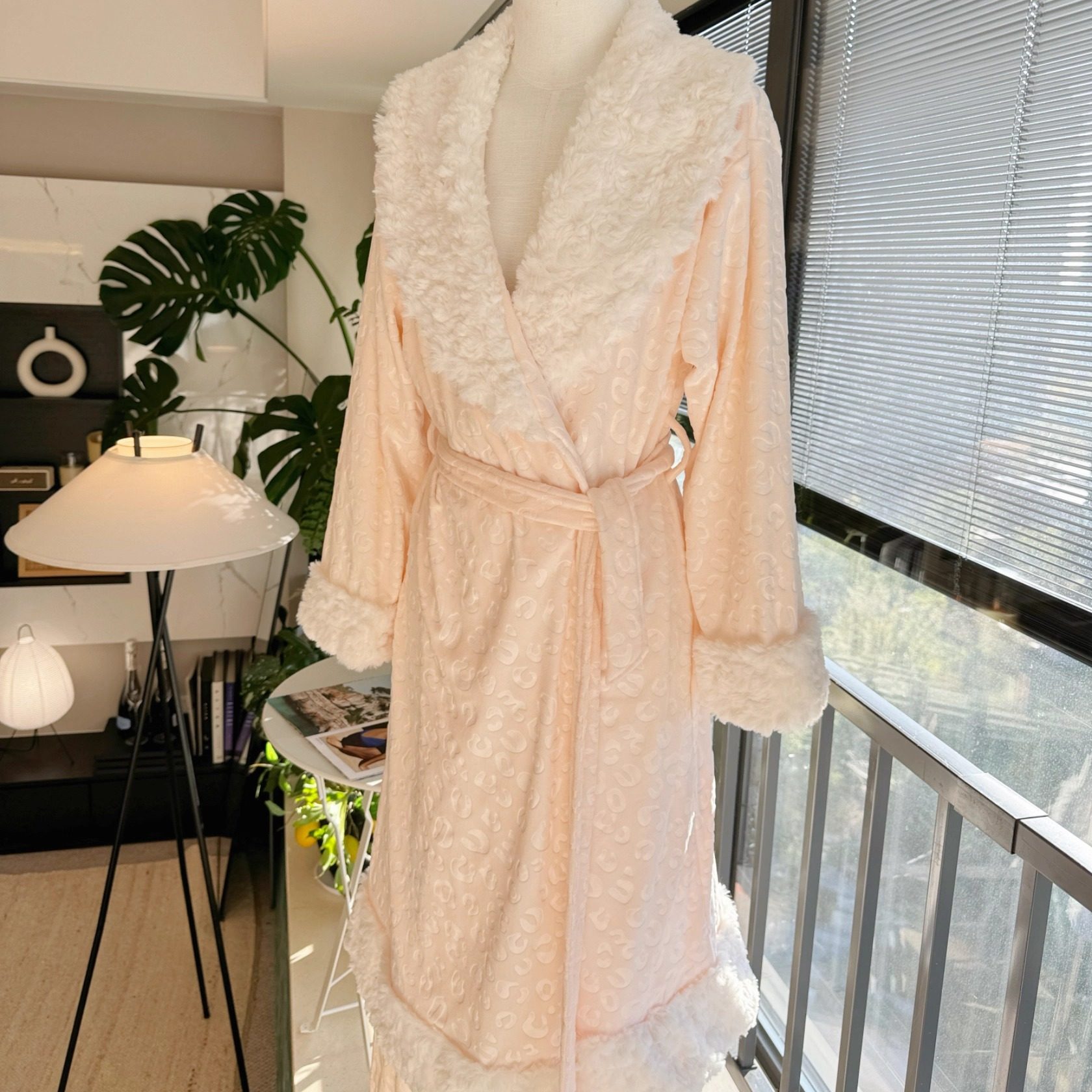 纯欲风长款睡袍配长裤豹纹海岛绒睡衣女冬加绒加厚保暖家居服套装