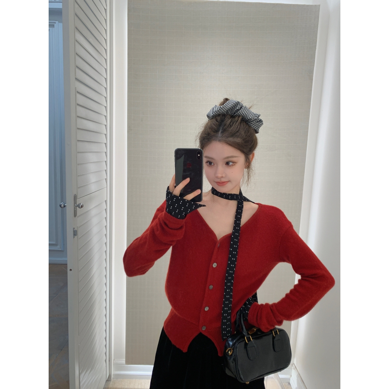 早春新款新年圣诞节日红色系设计感假两件上衣V领软糯针织开衫女