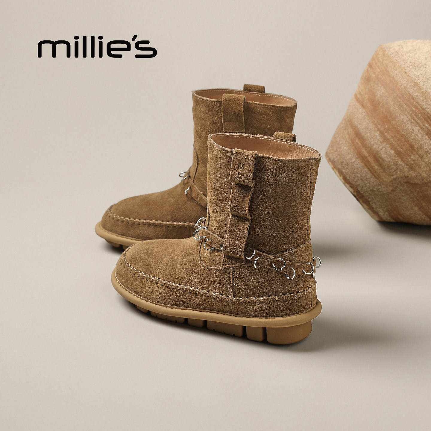 MILLIE'S/妙丽麂皮短靴卡其色金属链条装饰平底马丁靴百搭女靴Q