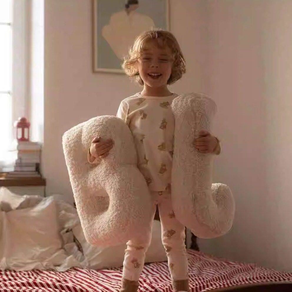 北欧ins26个英文字母毛绒玩具儿童ABCD抱枕沙发靠垫LOVE拍摄道具