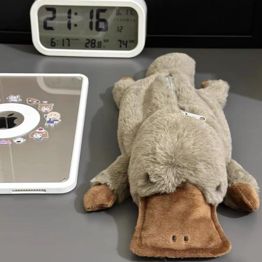 可爱鸭嘴兽笔袋毛绒玩具小学生铅笔盒收纳袋冬天暖手神器软萌减压图片