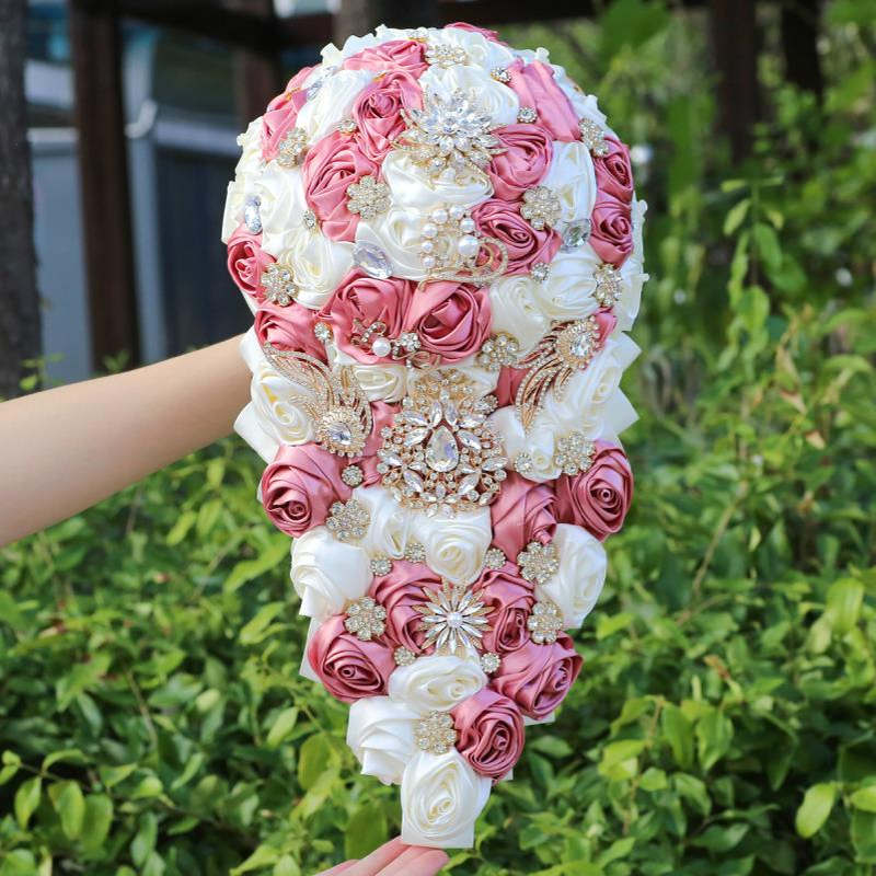 皮粉水钻手捧花水滴瀑布手捧花水钻新娘手捧花满钻婚庆花束PB725B