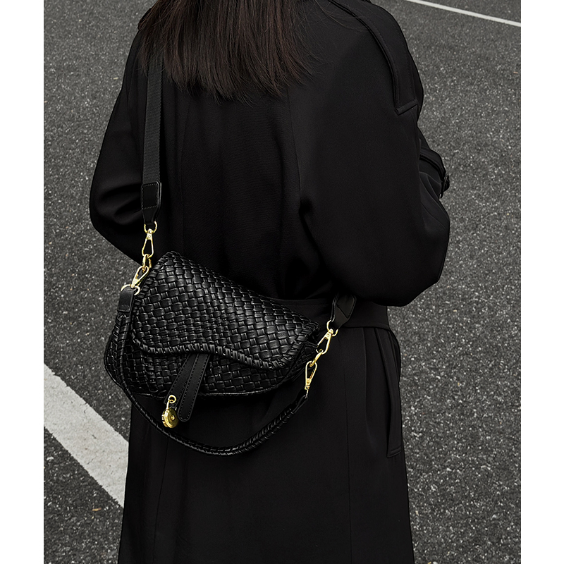 编织包包女2023新款高级质感秋冬季复古单肩斜挎包女士手提马鞍包