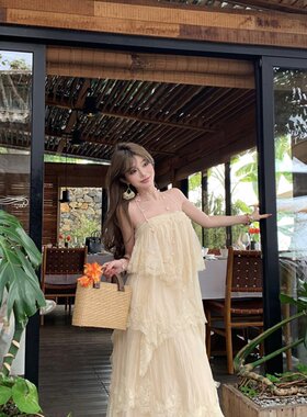 实拍性感法式吊带蕾丝大摆连衣裙女温柔露背度假风显瘦蛋糕裙长裙