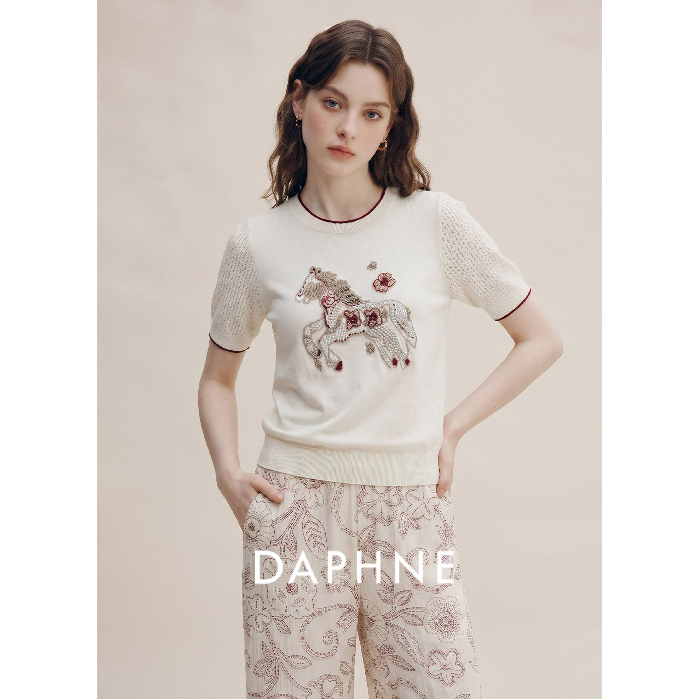 Daphne达芙妮天丝复古风刺绣圆领短袖针织衫女夏宽松显瘦气质上衣