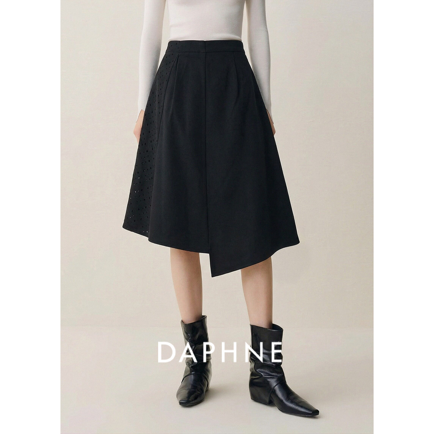 Daphne/达芙妮春装新款小众不撞衫黑色高腰不规则A字裙摆半身裙女