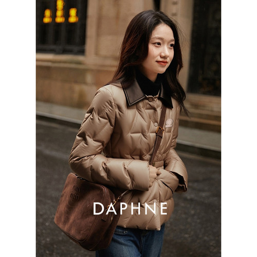 Daphne/达芙妮翻领按扣90白鹅绒羽绒服女短款收腰气质百搭冬外套